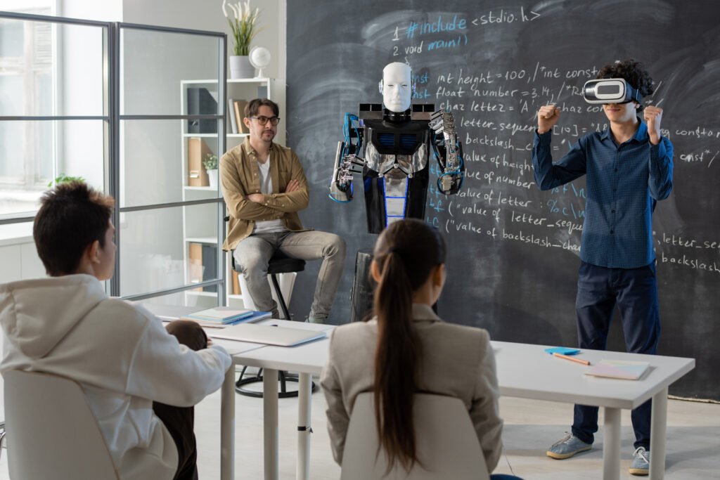 Professor e robo ensinando em sala de aula